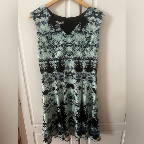 NWT Maggy London Feathered Floral Scuba
Fit and Flare, 14 - Picture 3 of 6